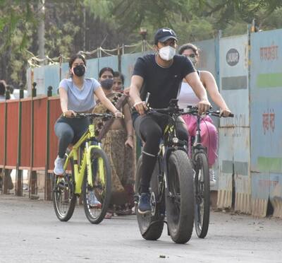 Janhvi Kapoor and Khushi Kapoor cycle around the city