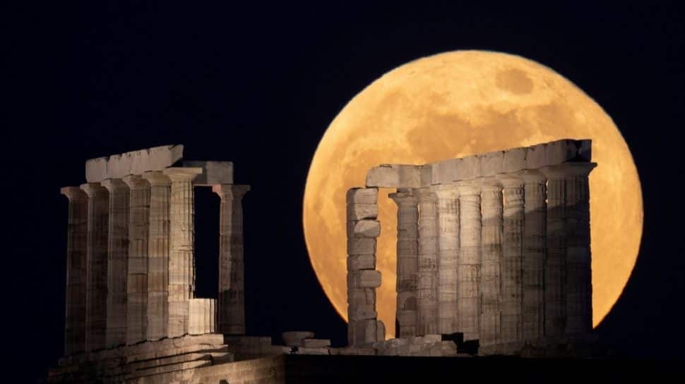 Super Flower moon bows to Temple of Poseidon 