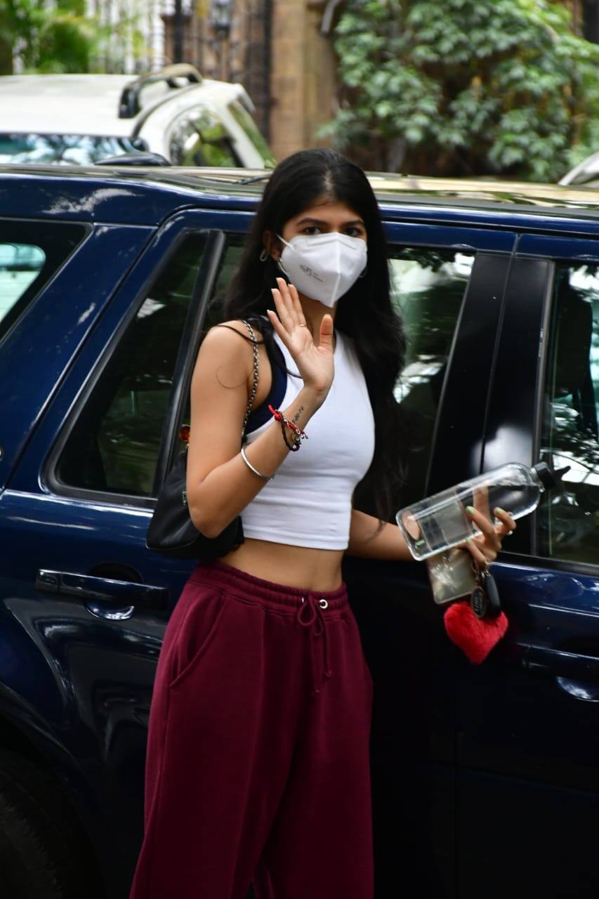 Anjini Dhawan rocks stylish athleisure, dons white crop top with