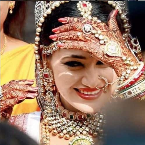 Disha Vakani aka Dayaben looks beautiful as a bride