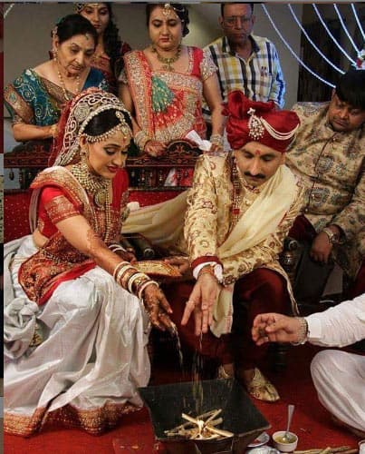 Disha Vakani and Hubby Mayur Pandya performing wedding rituals