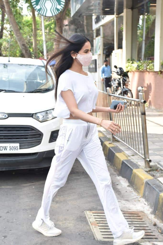 Spotted! Sonal Chauhan looks sassy in the all-white outfit- In Pics ...