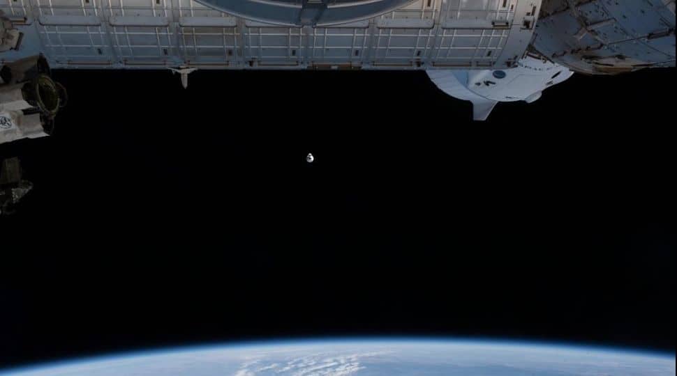 SpaceX cargo Dragon flies into orbital daytime, continues to approach Space Station for docking