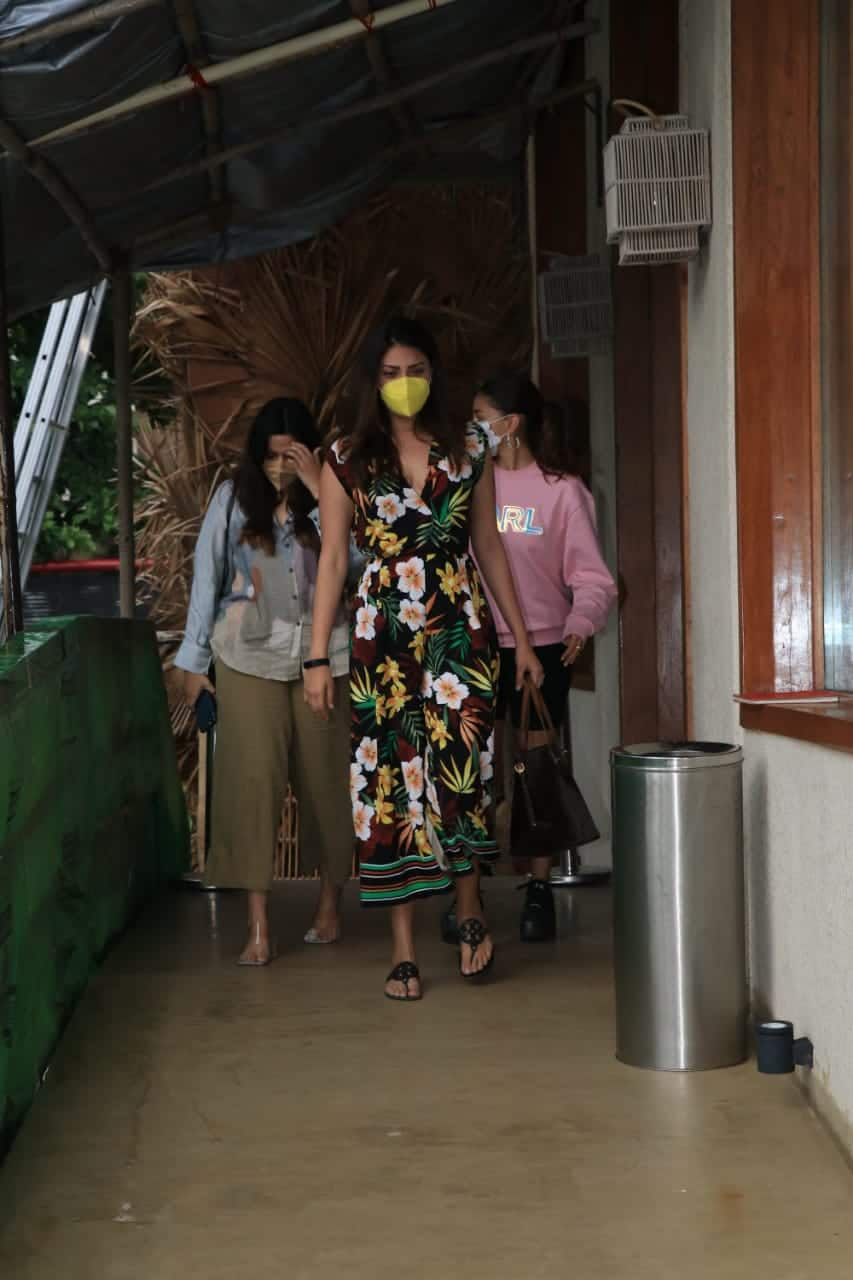 Alia Bhatt steps out for lunch with her sister and BFF