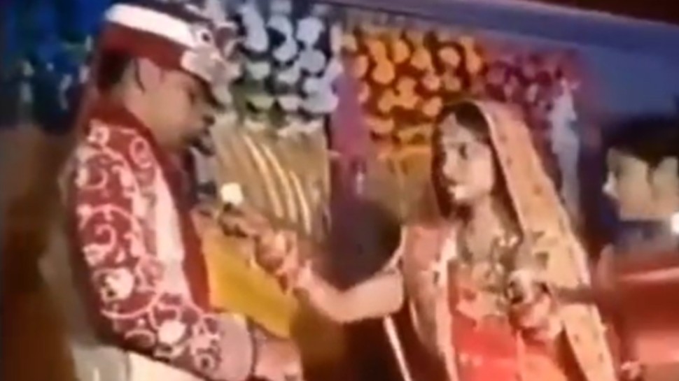 Calm down bhabhi! Bride gets impatient, throws food on groom's face, viral video Calm down bhabhi! Bride gets impatient, throws food on groom's face, viral video