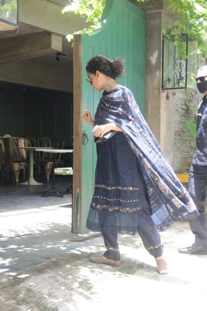 Kangana visits Golden Temple