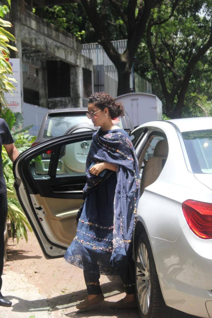 Kangana waves at paps!