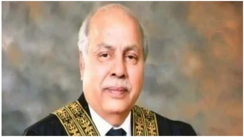 Pak&#039;s chief justice lashes out at Sindh govt, says province being run from Canada