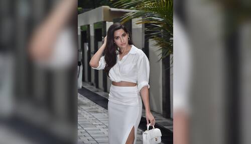 Nora Fatehi White Skirt And Crop Top,स्लिट स्कर्ट में उलझे बालों को संवारती  दिख