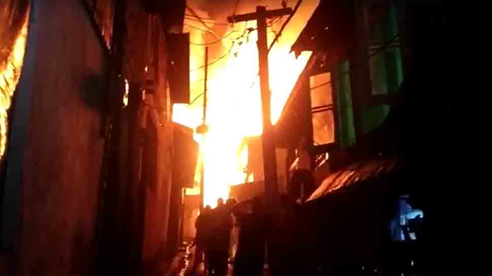 Fire breaks out at Noida&#039;s Ganga shopping complex, 6 firetenders on spot