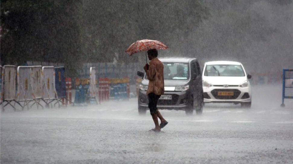 Rains lash Uttar Pradesh as monsoon advances, Delhi yet to receive showers | India News | Zee News