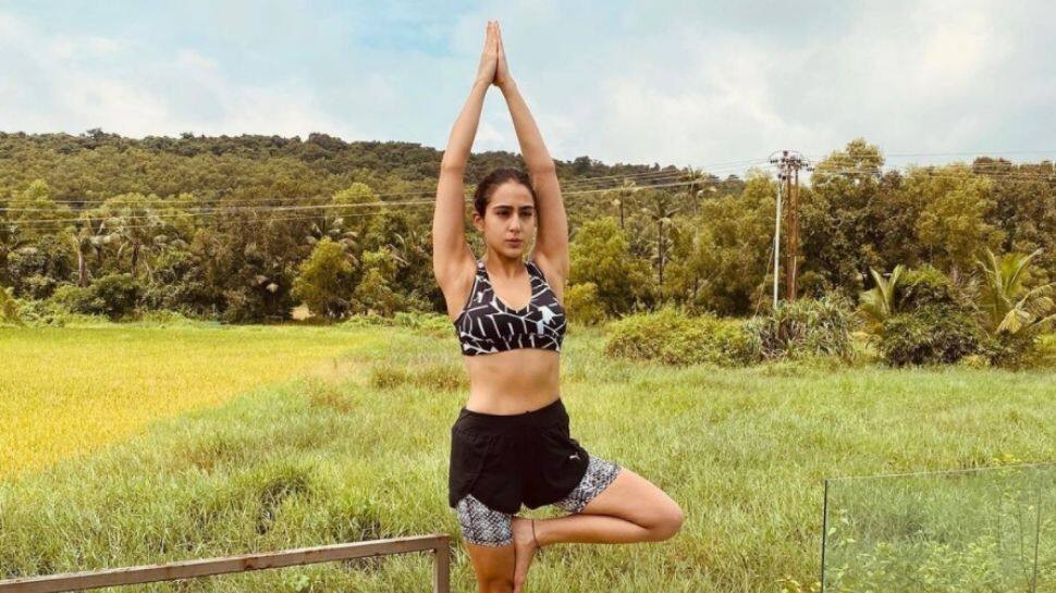 On International Yoga Day 2021, Sara Ali Khan strikes a &#039;tree pose&#039; amid lush green meadows!