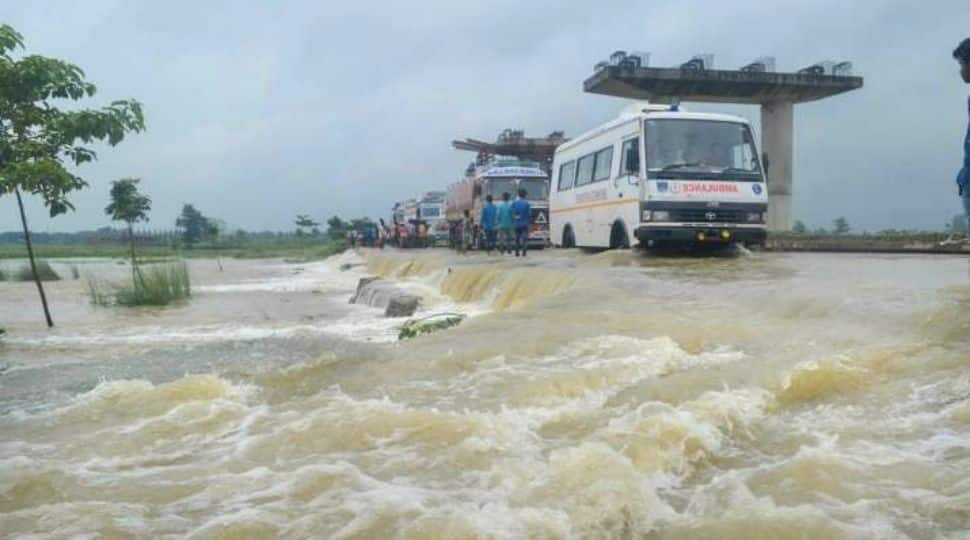 The landslide has completely devastated the river system near Tingri County of Rongxia City. There is a danger of flash floods here.