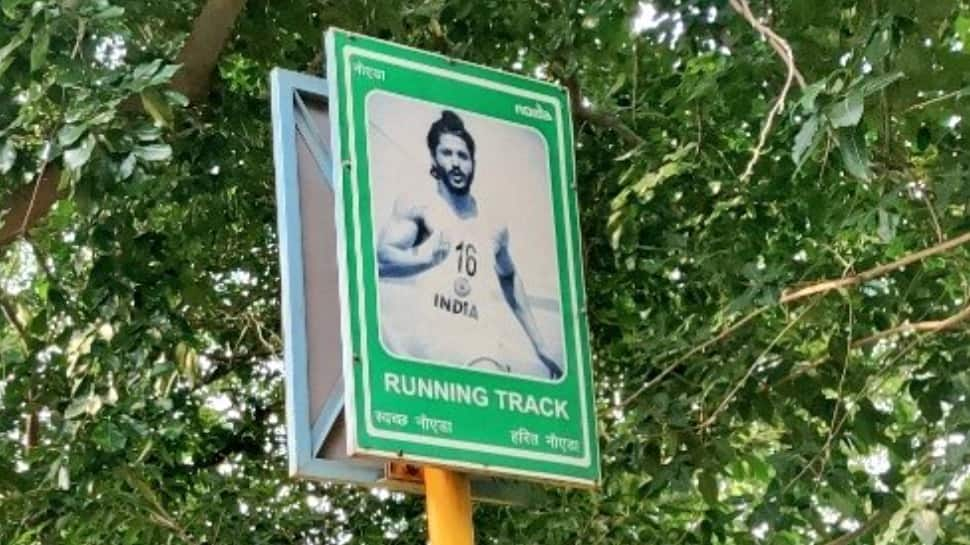 Farhan Akhtar's picture from 'Bhaag Milkha Bhaag' put up on running track in Noida Stadium, removed after backlash