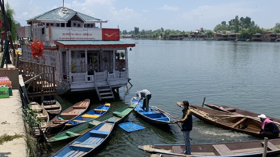 World&#039;s only floating post office in Kashmir been in service for 200 years