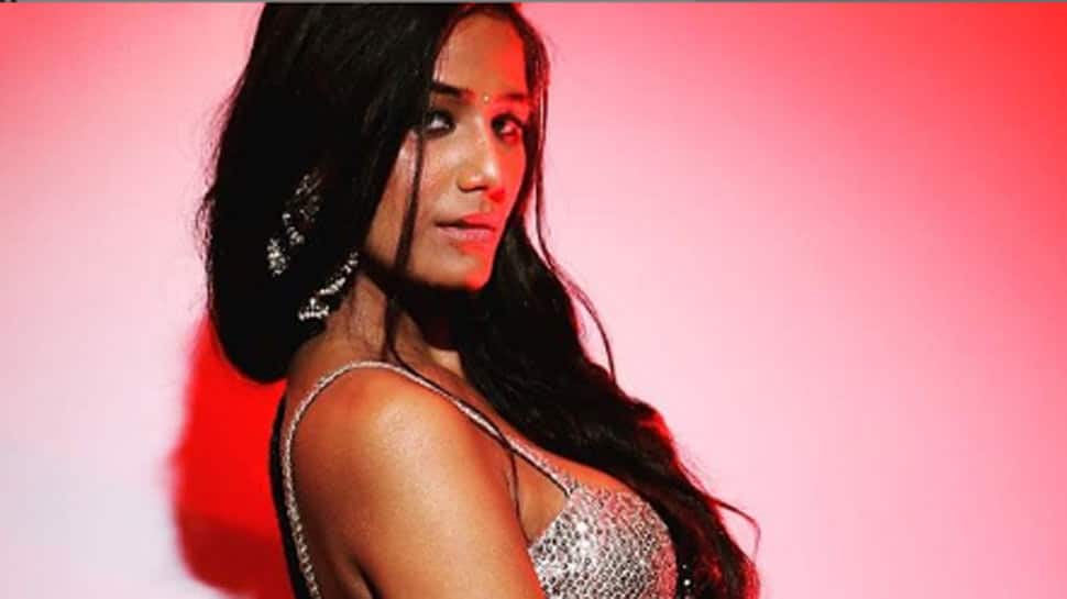 Malika Shikhwat Hot Vedeo - After brushing aside pregnancy rumours, Poonam Pandey teases video with  baby sharks - Watch | Buzz News | Zee News