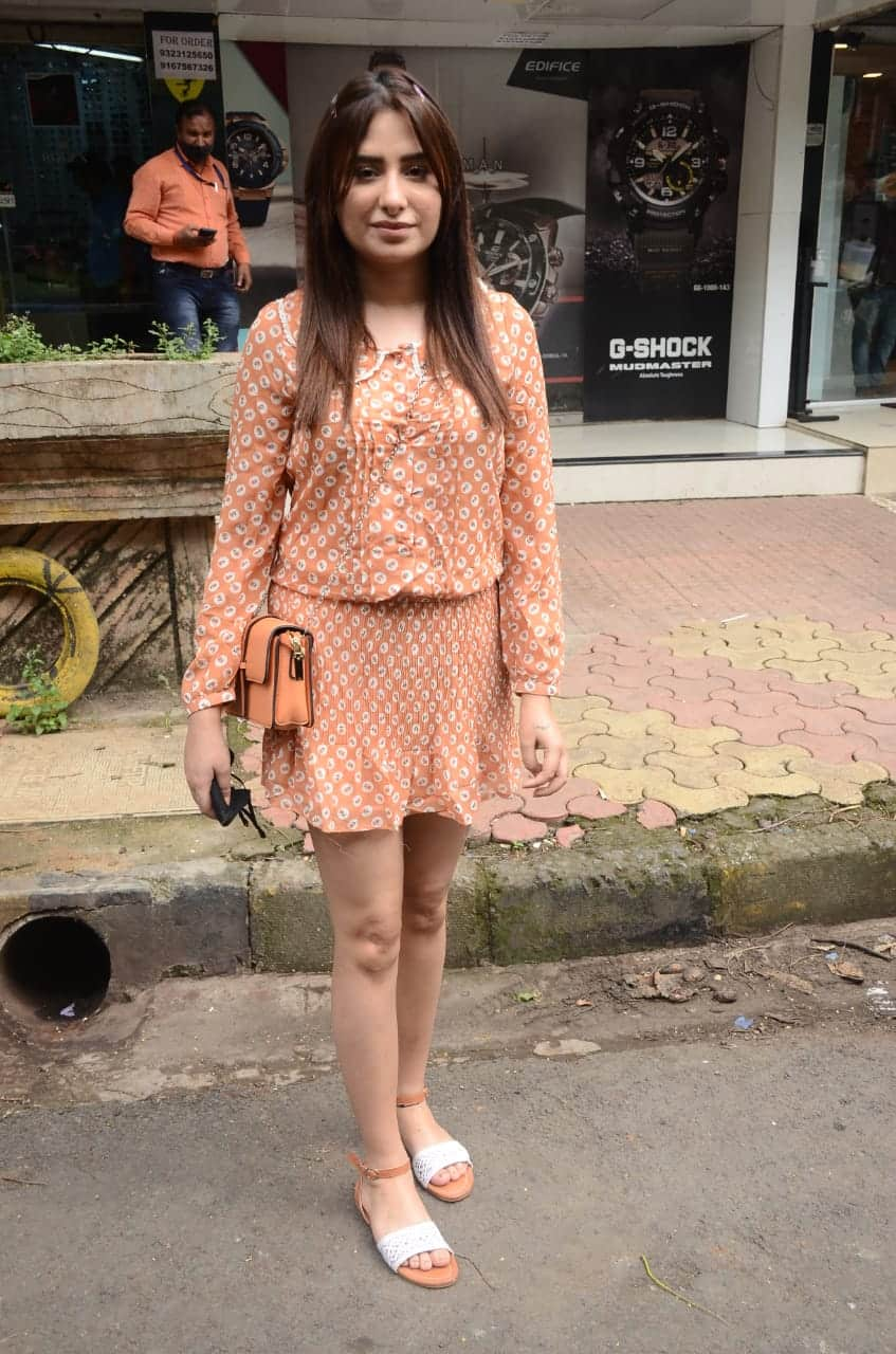 Actress stuns in orange summer dress