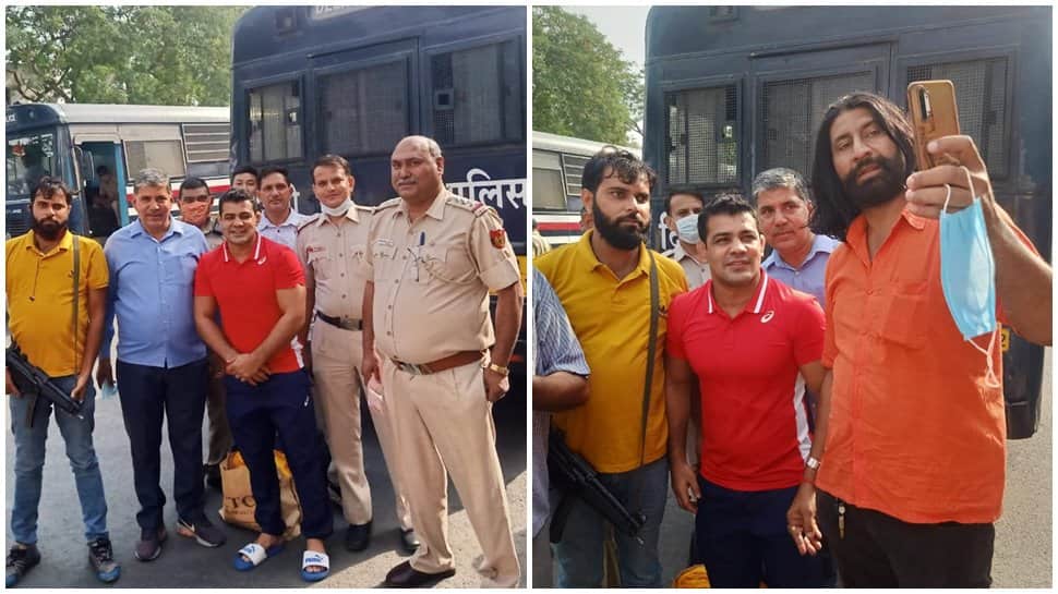 Cops enjoy selfie session with murder-accused Sushil Kumar, photos go viral