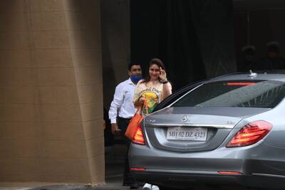 Kareena Kapoor arrives at sister Karisma's residence