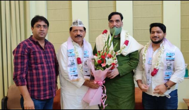 Haji Meherban Qureshi, Delhi Congress secretary, joins Aam Aadmi Party in presence of Gopal Rai 