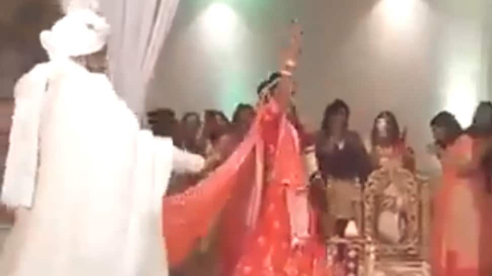 Viral video: Dulha-Dulhan ka swag! Bride and groom start dancing while taking pheras - Watch