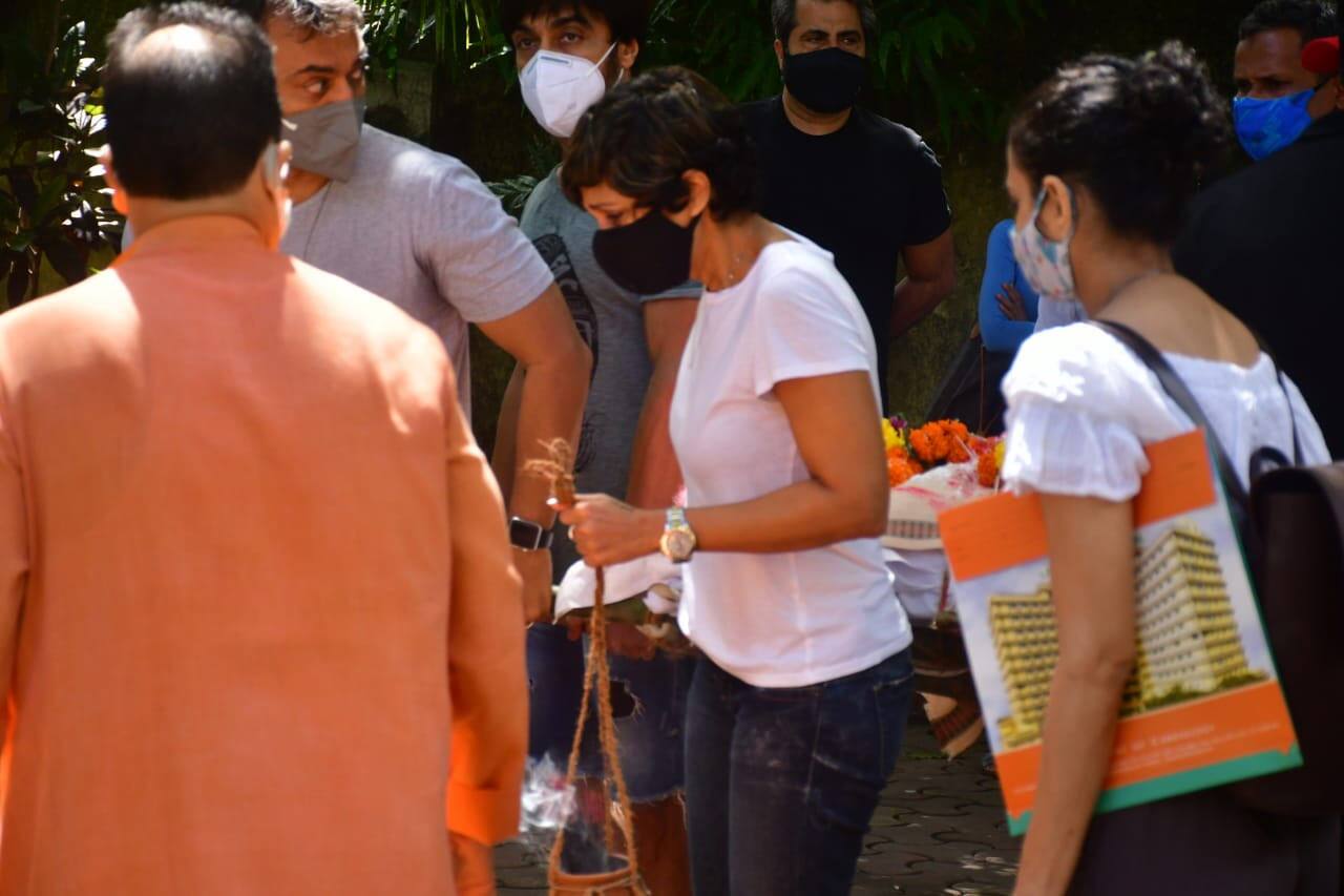 Mandira Bedi at husband's funeral