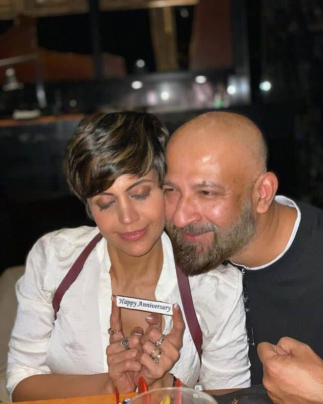 Mandira Bedi poses with late hubby Raj Kaushal