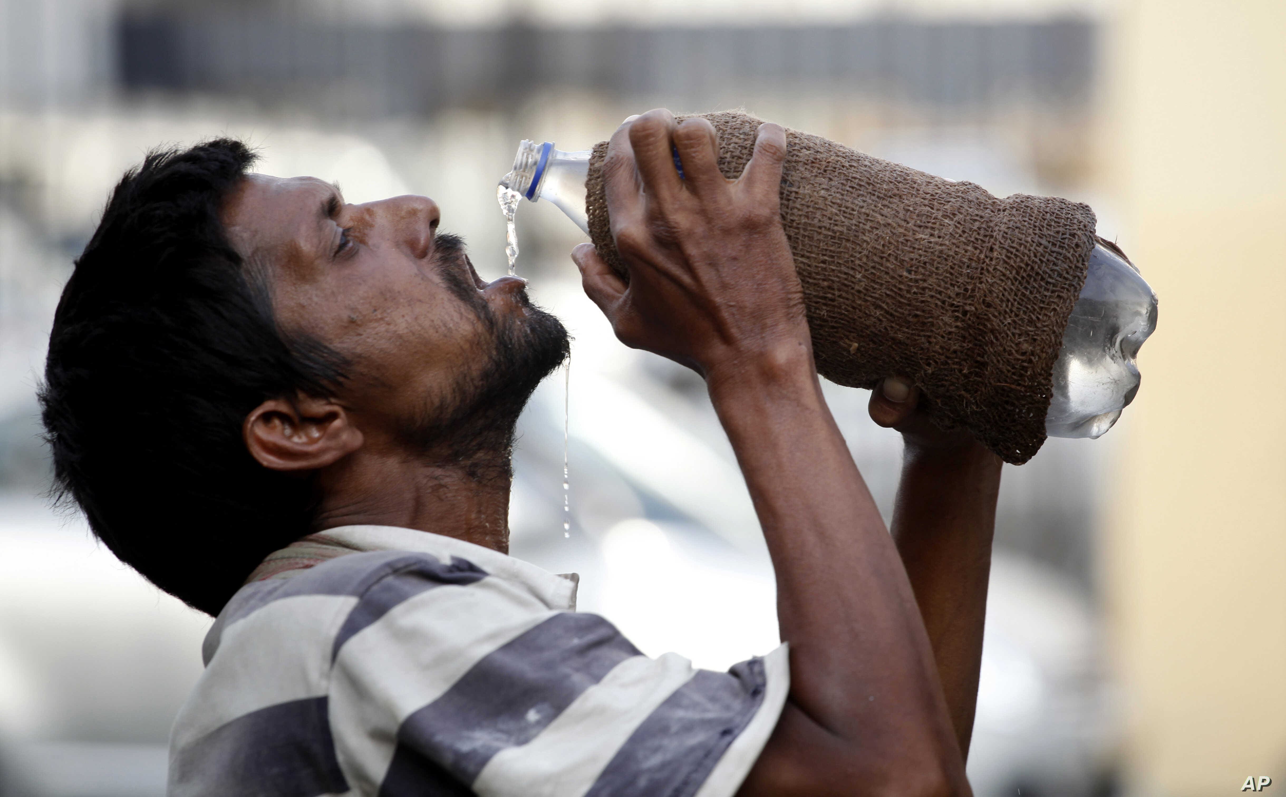 Delhi: Summers broke the record of 9 years, temperature was 43.6 degree celsius on Thursday | Zee News