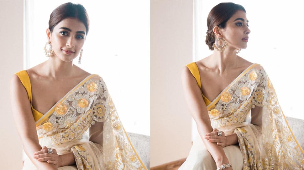 South siren Pooja Hegde looks like a dream in saree