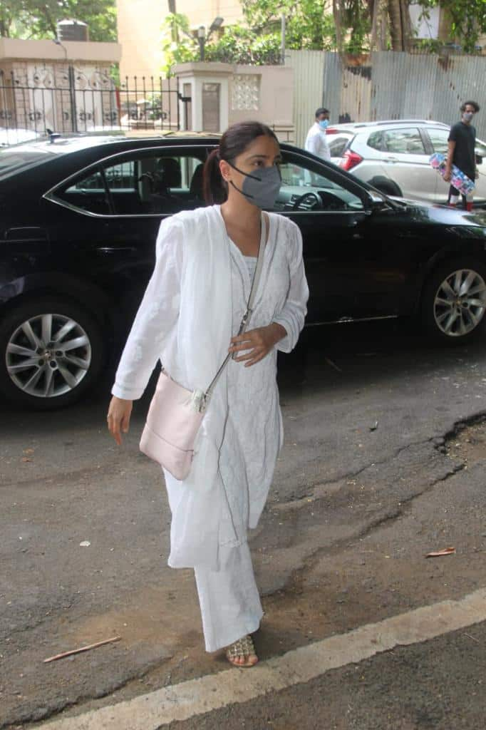 Samita Bangargi makes appearance at Mandira Bedi's house