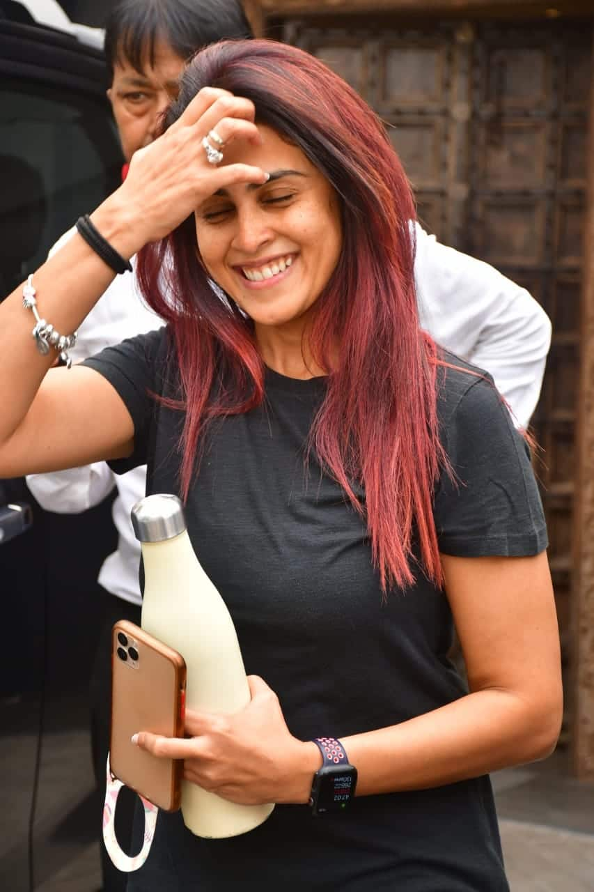 Genelia smiles at the paparazzi