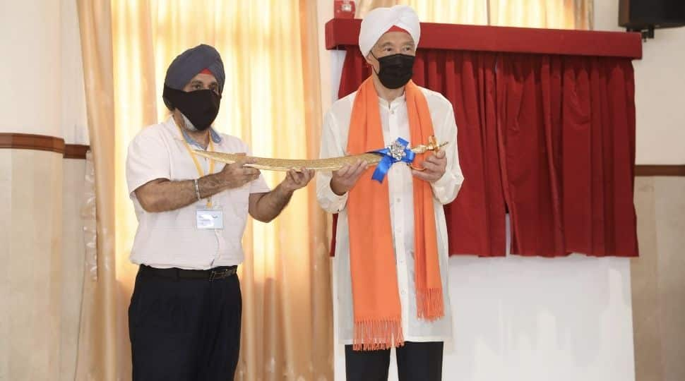 Singapore PM Loong sports white turban, greets by saying &#039;Sat Sri Akaal&#039;, WATCH viral video