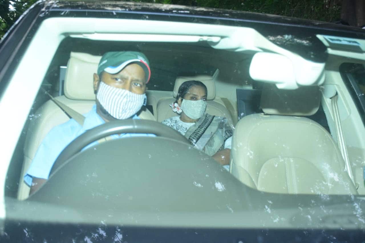Shabana Azmi reaches Dilip Kumar's residence Shabana Azmi reaches Dilip Kumar's residence