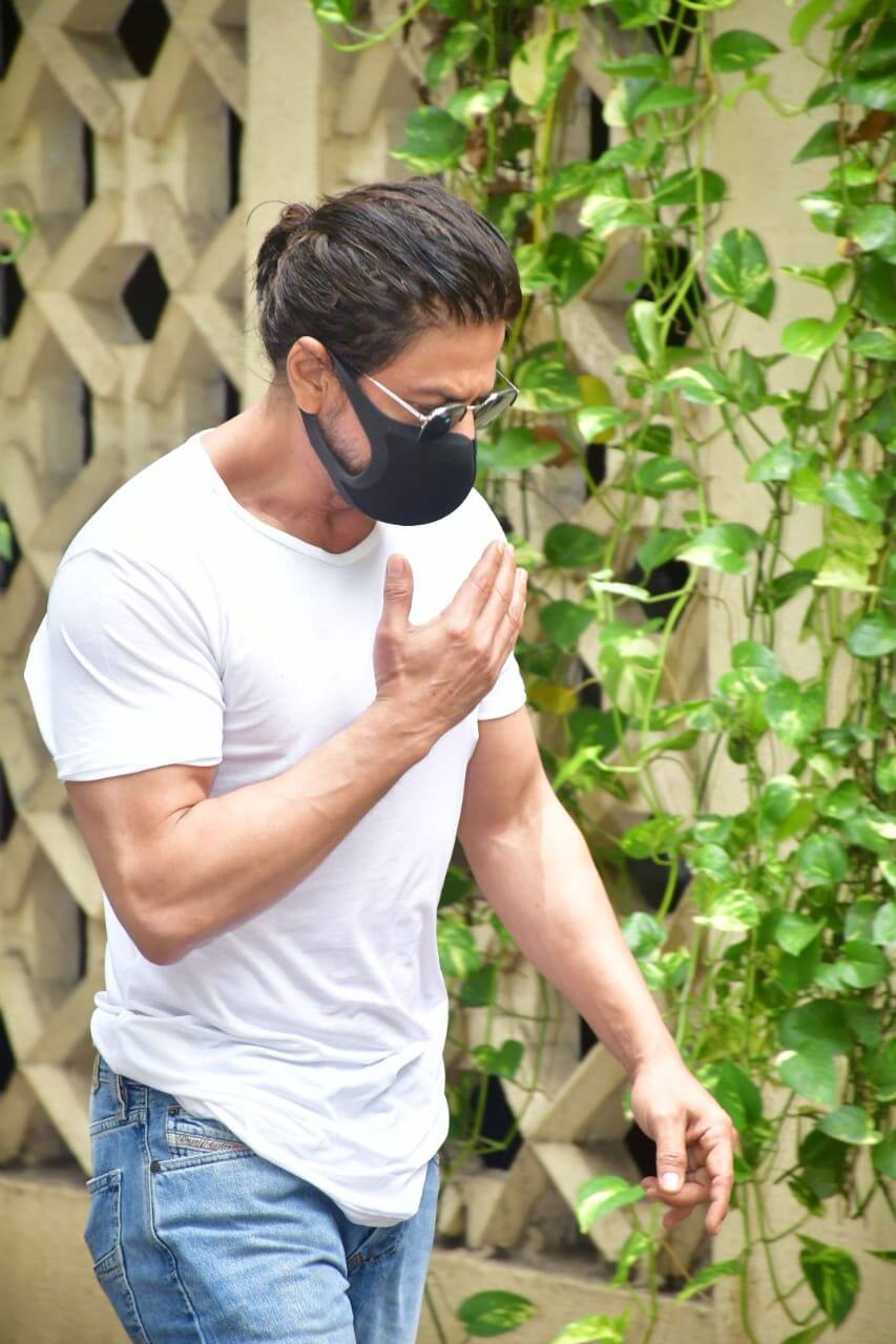 Shah Rukh Khan pays last respects to Dilip Kumar Shah Rukh Khan pays last respects to Dilip Kumar