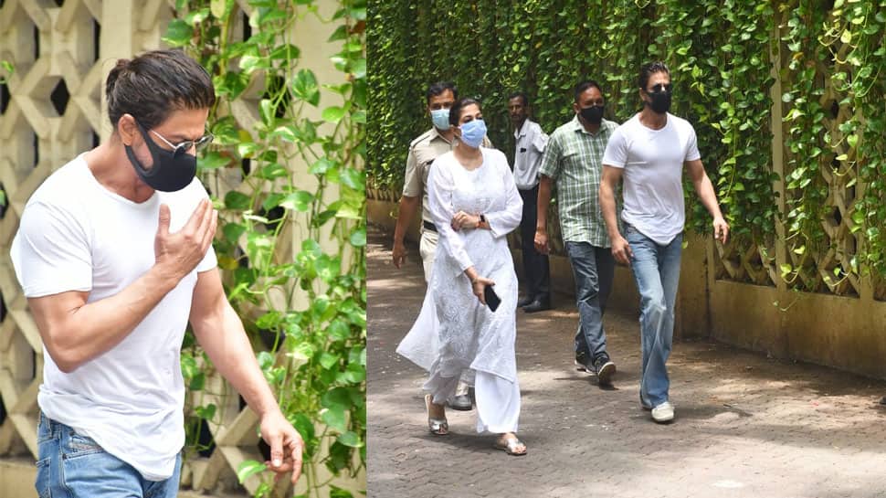 Shah Rukh Khan rushes to Dilip Kumar&#039;s residence, offers condolences to Saira Banu - In Pics