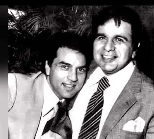 Dharmendra and Dilip Kumar pose for a picture!