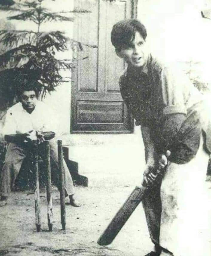 Unseen picture of the veteran actor playing cricket