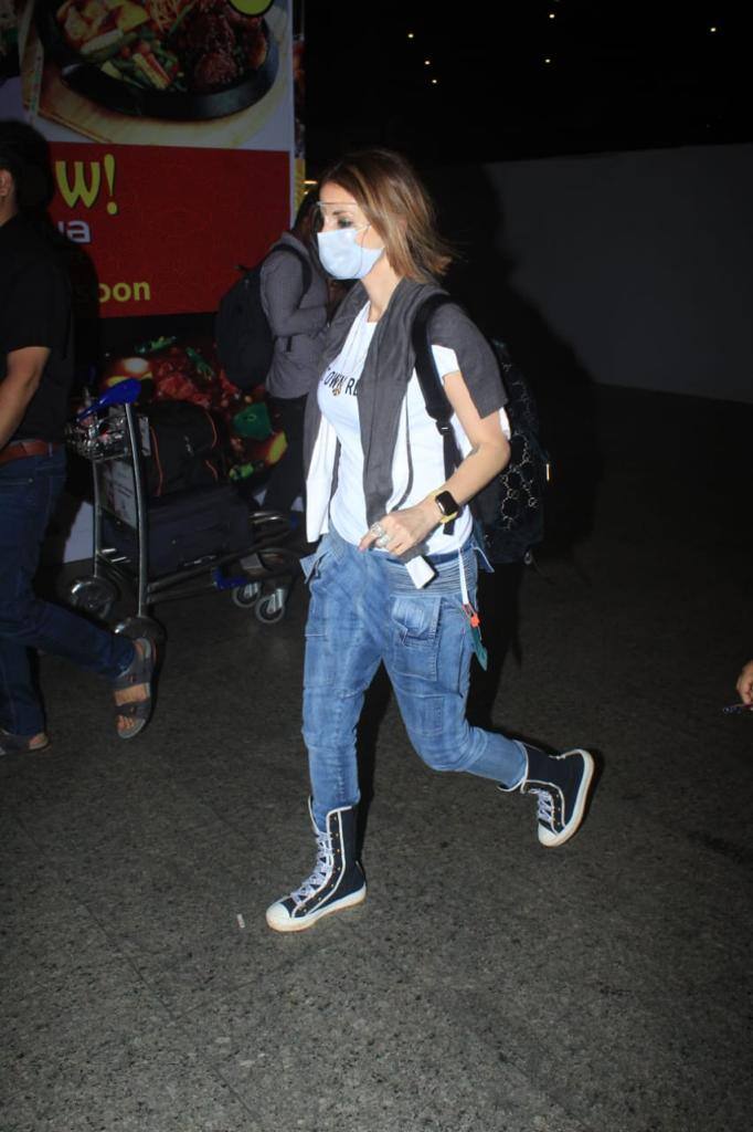 Sussanne Khan waves at the pap