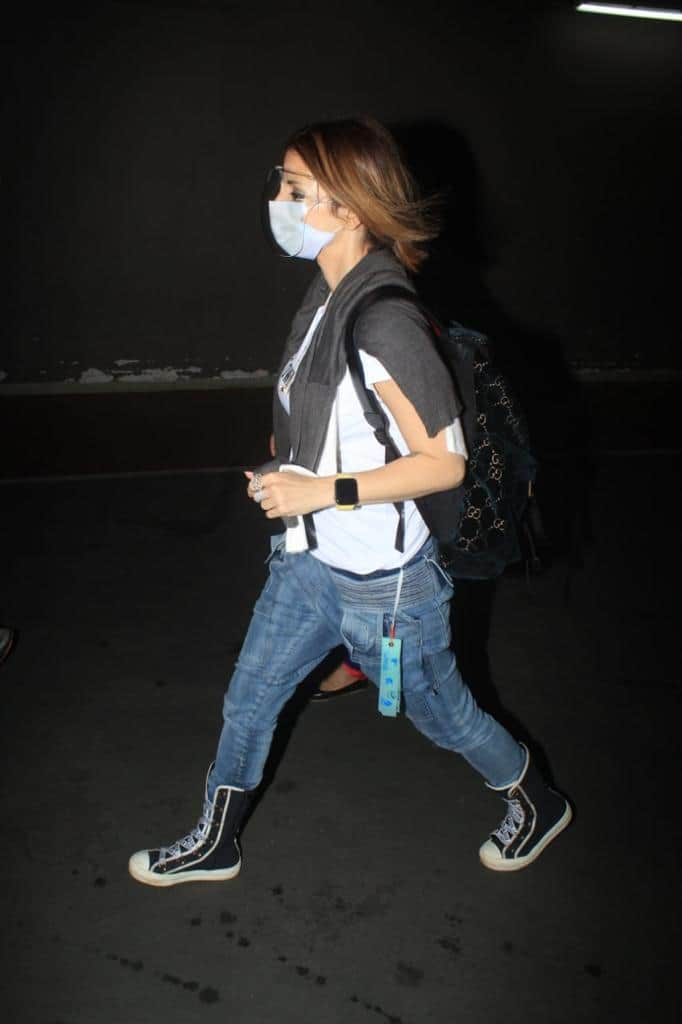 Sussanne Khan carries a black bag pack