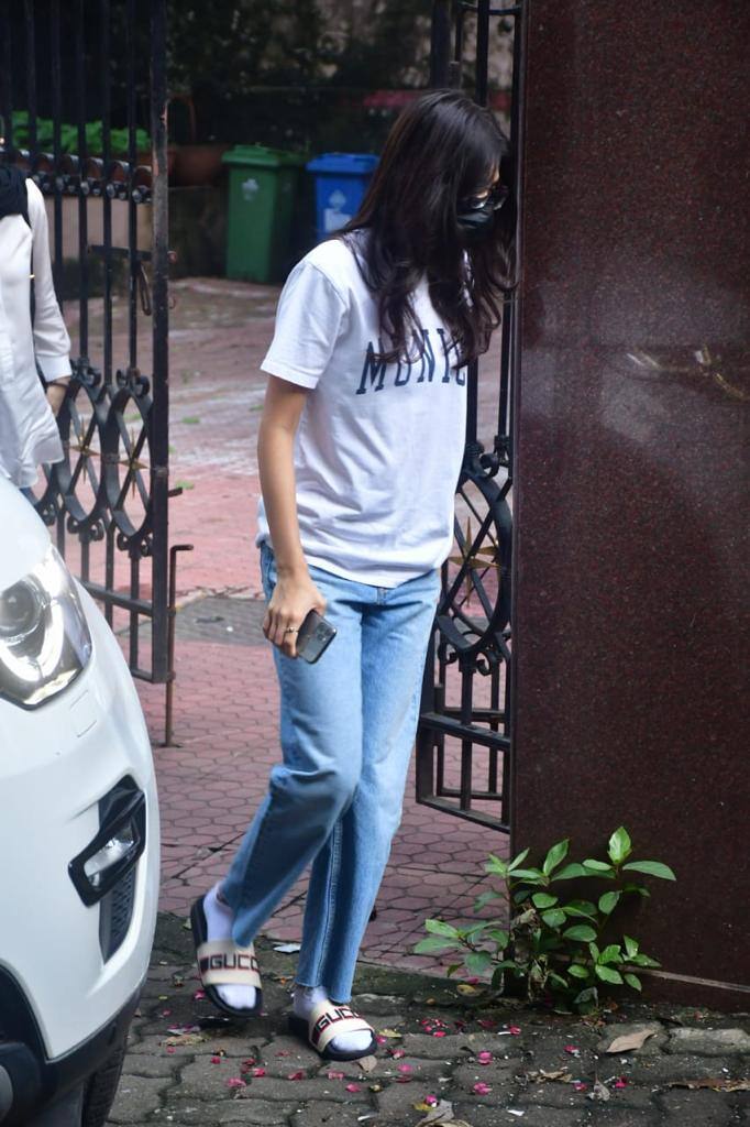 Karisma Kapoor's daughter Samaira also accompanied her