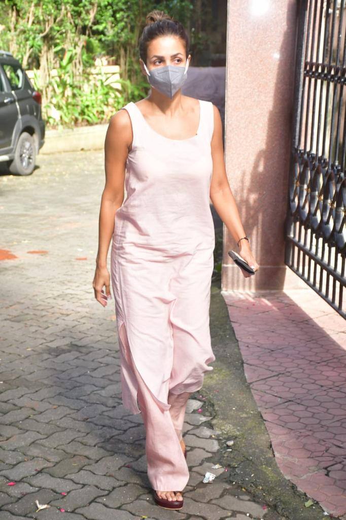 Malaika Arora reaches Chunky Panday's residence