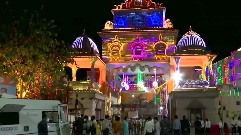 Amit Shah performs &#039;aarti&#039; at Jagannath Temple in Ahmedabad ahead of Rath Yatra