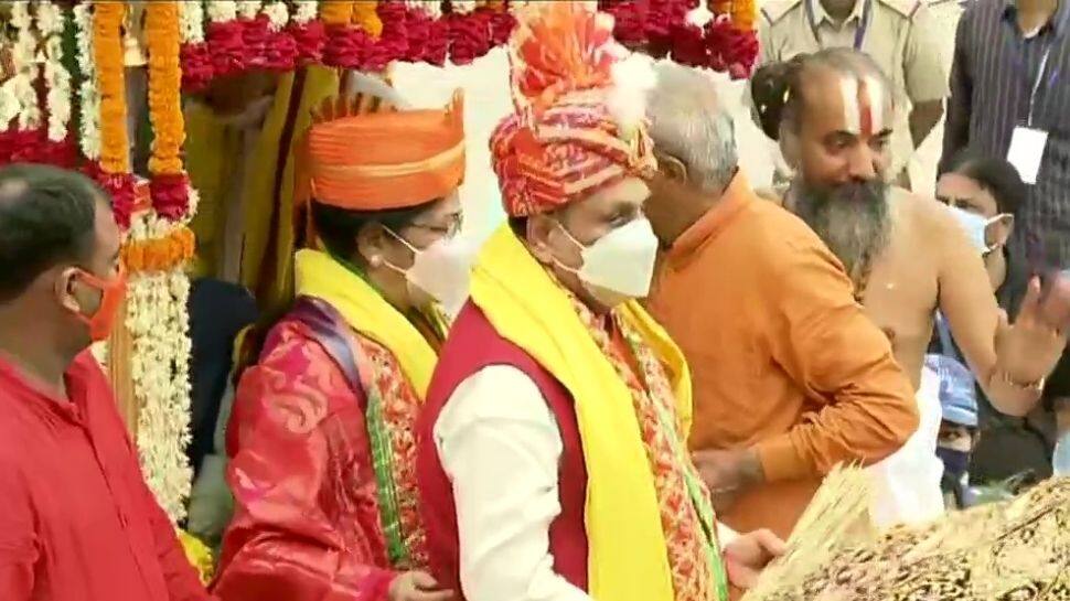 Gujarat CM offers prayers