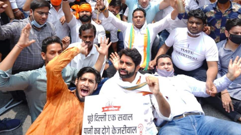 BJP workers protest over water shortage in Delhi, try to cut supply to Satyendar Jain&#039;s house