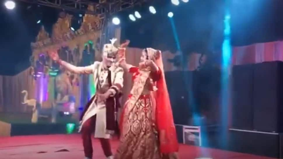 Viral video: Dulha-Dulhan&#039;s desi thumka on Haryanvi song Gajban Pani Le Chali on wedding stage keeps baraatis entertained - Watch