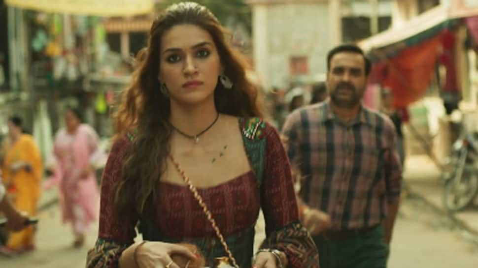 Kriti Sanon-Pankaj Tripathi&#039;s crackling chemistry in Mimi trailer will keep you hooked! Watch 