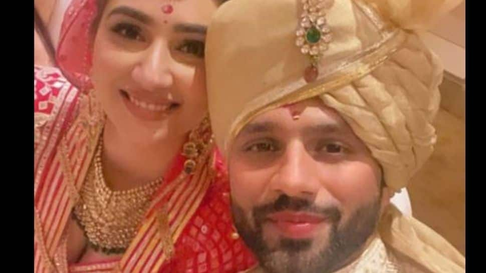 Rahul Vaidya-Disha Parmar look picture-perfect in FIRST selfie as 'Mr and Mrs Vaidya'!