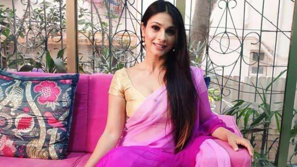 Kajol’s sister Tanishaa Mukerji talks about how her family reacts to her being unmarried at 43!