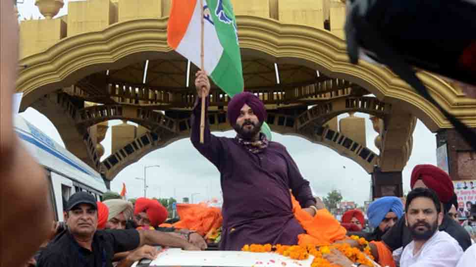 In first show of strength, Navjot Singh Sidhu visits Golden Temple with 62 MLAs