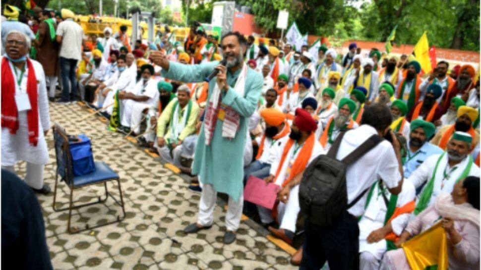 Yogendra Yadav addresses farmers at Jantar Mantar